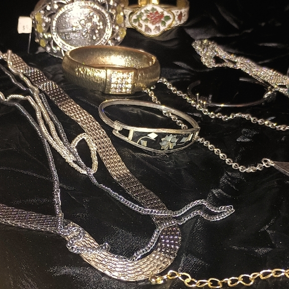 Necklaces and bracelets - Picture 7 of 13